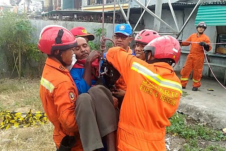 Proses evakuasi Agustinus dari atas menara SUTT Plumpang, Jakarta Utara, Selasa (22/8/2017).