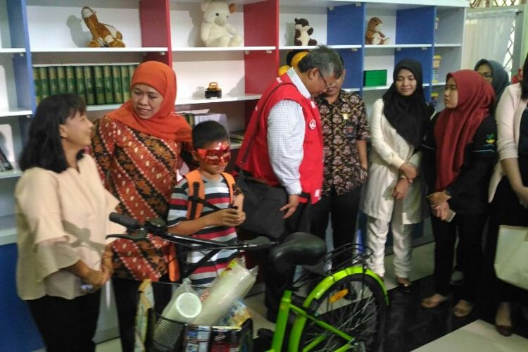 Menteri Sosial Khofifah Indar Parawangsa mengunjungi Purwati (45), penjual kopi keliling yang anaknya akan berangkat ke Kanada, di RPSA Bambu Apus, Jakarta Timur, Rabu (11/10/2017).