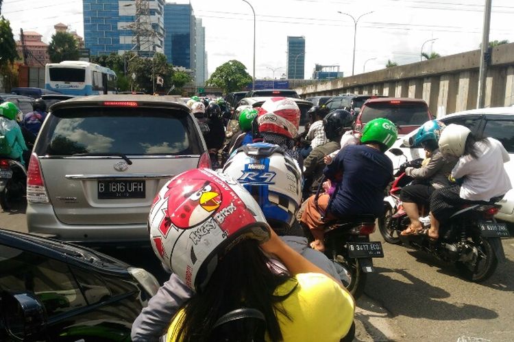 Kemacetan menuju Taman Margasatwa Ragunan dari arah Stasiun Tanjung Barat, Senin (1/1/2018).