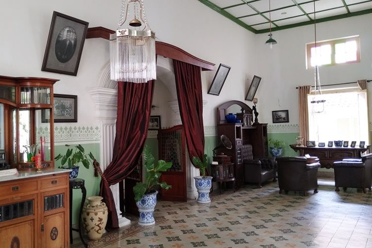 Bagian dalam ruangan Museum Rumah Martha Tilaar, Gombong, Kebumen, Jawa Tengah. Semua koleksi Museum Rumah Martha Tilaar merupakan replika kecuali meja altar.