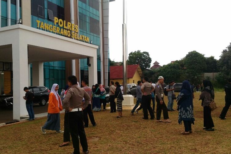 Warga dan polisi di Mapolres Tangerang Selatan berhamburan keluar akibat gempa yang terjadi Selasa (23/1/2018).