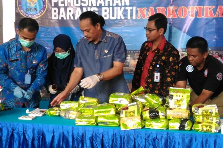 Badan Narkotika Nasional (BNN) memusnahkan barang bukti sabu seberat 40,19 kilogram, Jumat (26/1/2017). Sabu tersebut hendak diselundupkan sindikat jaringan Malaysia ke Indonesia melalui jalur laut.