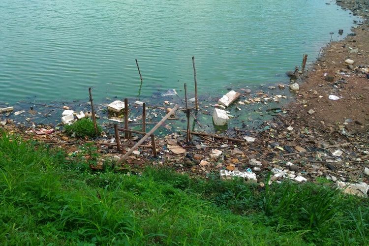 Banyak sampah mengotori Situ Gintung di Cirendeu, Ciputat Timur, Tangerang Selatan. Foto diambil Senin (19/2/2018).