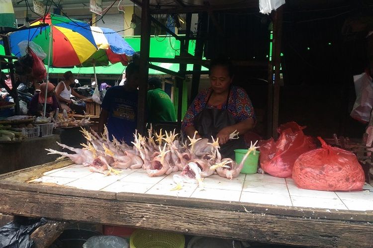 Harga beberapa komoditas pangan seperti daging sapi dan daging ayam di Pasar Kramat Jati masih relatif stabil jelang sepekan bulan Ramadan, Selasa (22/5/2018).