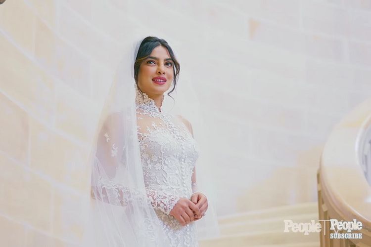 Priyanka Chopra dalam balutan busana pengantin putih rancangan Ralph Lauren.