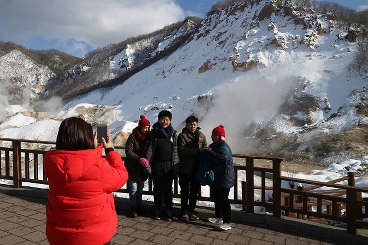 Wisatawan berfoto di obyek wisata Noboribetsu Jikogudani, Kota Noboribetsu, Prefektur Hokkaido, Jepang, Selasa (12/2/2019). Noboribesu Jikogudani merupakan sebuah kaldera vulkanis yang terbentuk akibat erupsi Gunung Hiyoriyama.