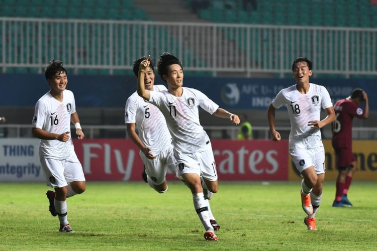 Pemain timnas U-19 Korea Selatan, Um Won-Sang (11) bersama rekan-rekannya merayakan gol ke gawang Qatar pada laga semifinal Piala Asia U-19 yang berlangsung di Stadion Pakansari, Cibinong, Kamis (1/11/2018) sore. Dalam laga tersebut, Korsel menang dengan skor 3-1.