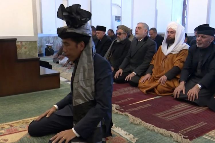 Presiden Joko Widodo menjadi imam shalat saat kunjungan ke Afghanistan, Senin (29/1/2018).