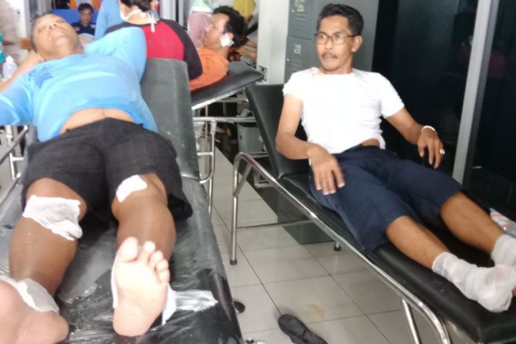 Korban meledaknya mesin kapal di Dermaga Utama Pulau Panggang, Kepulauan Seribu, yang mengalami luka bakar mendapat perawatan di RSUD Koja, Jakarta Utara, Minggu (22/4/2018).