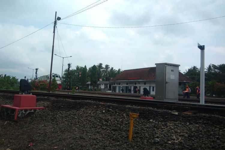 Aktivitas Stasiun Rewulu, Sedayu, Bantul, Yogyakarta, pada hari Selasa (8/8/2017),