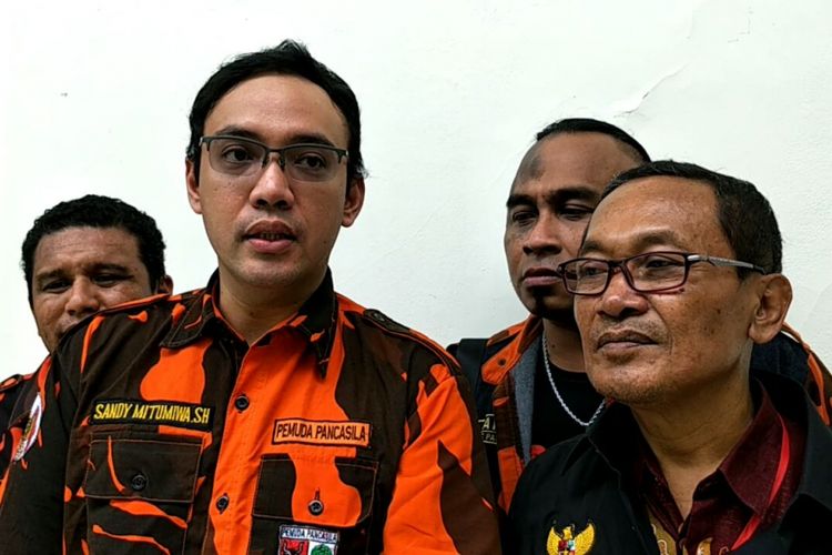 Sandy Tumiwa bersama tim kuasa hukumnya saat ditemui di Pengadilan Negeri, Jakarta Selatan, Senin (19/3/2018).