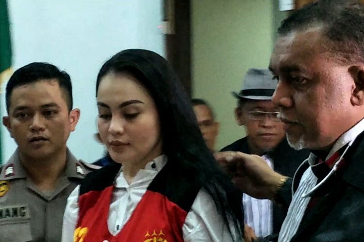 Jennifer Dunn saat selesai menjalani sidang perdana dengan agenda pembacaan dakwaan di Pengadilan Negeri Jakarta Selatan, Kamis (5/4/2018).