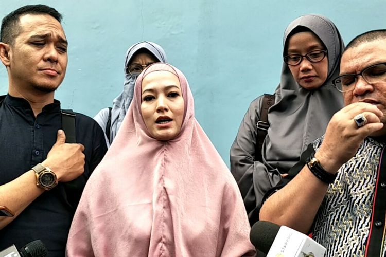 Lyra Virna saat ditemui di kawasan Tendean, Jakarta Selatan, bersama sang suami Fadlan Muhammad serta kuasa hukumnya Razman Arif Nasution, Senin (9/4/2018).