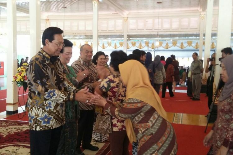 Sultan Hamengku Buwono X dan Permaisuri GKR Hemas, serta Sri Baginda Paku Alam X, dan permaisuri bersalaman dengan Warga di Bangsal Kepatihan, Yogyakarta.