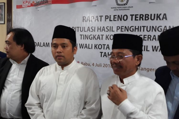 Calon Wali Kota Tangerang Arief Wismansyah dan Calon Wakil Wali Kota Tangerang Sachrudin menghadiri rapat pleno rekapitulasi Pilkada 2018 di kantor KPU Kota Tangerang, pada Rabu (4/7/2018).