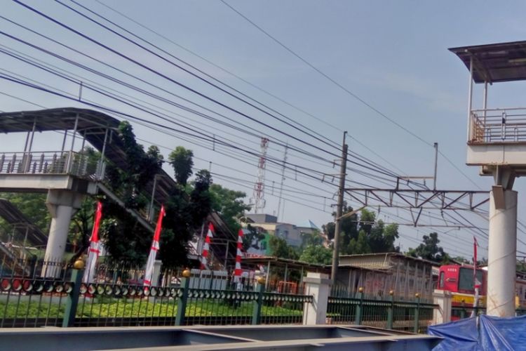 Kondisi jembatan penyeberangan orang (JPO) dekat Stasiun Tanjung Barat, Jakarta Selatan pada Selasa (22/8/2017). Terlihat sisi jembatan yang satu dengan yang lainnya tak tersambung akibat adanya kabel listrik aliran atas kereta rel listrik (KRL). Namun, ditargetkan pada akhir 2017, kedua sisi jembatan ini akan sudah tersambung.