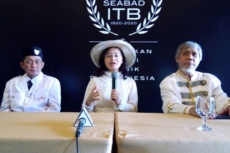 Dari kiri ke kanan, Rektor Institut Teknlogi Bandung (ITB) Kadarsah Suryadi, Ketua Majelis Wali Amanat ITB Betti Alisjahbana, dan Ketua Panitia Penyelenggara Seabad ITB Benedictus Boy Kombaitan.
