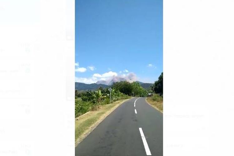 Video yang berisi kepanikan warga melihat kepulan asap di sekitar Gunung Rinjani beredar luas. Pasca-gempa bermagnitudo 6,5 di Lombok Timur, NTB, longsor terjadi di sekitar kaki gunung yang terletak di Kecamatan Sembalun, Kabupaten Lombok Timur, Nusa Tenggara Barat, ini.