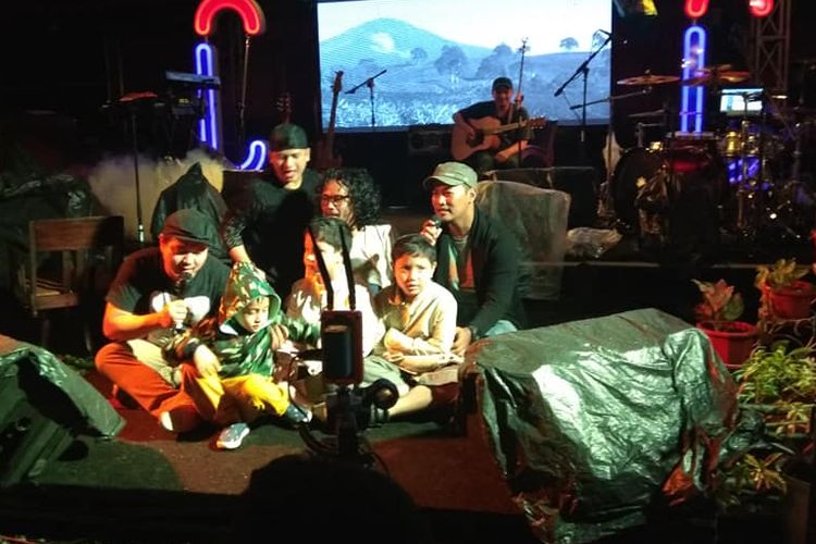 Kelompok musik Hutan Tropis usai launching album 3500 HZ di Bingen Cafe, Palembang, Jumat 31 Agustus 2018.
