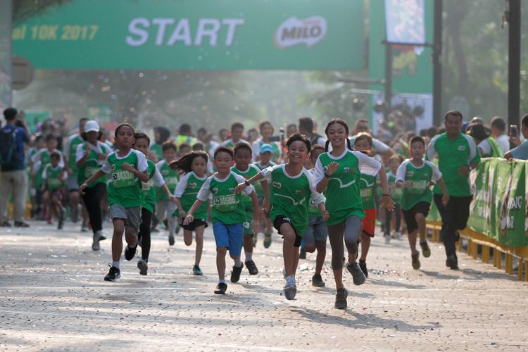 Sejumlah anak ikut serta dalam MILO Jakarta International 10K untuk kategori Family Run 1,7K pada MInggu, 23 Juli 2017 di Jalan HR Rasuna Said