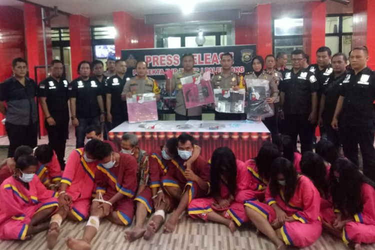 Sebanyak 16 pelaku pencurian toko emas antar provinsi yang tertangkap di Palembang, ketika berada di Polsek Ilir Timur 1 usai ditangkap polisi, Selasa (5/2/2019).