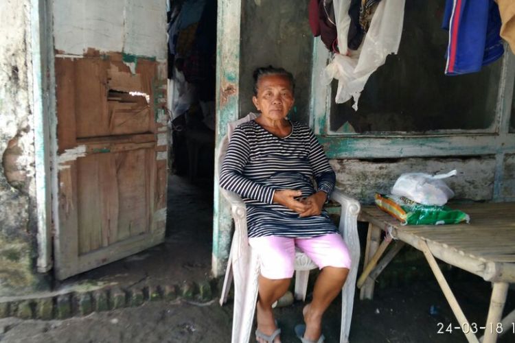 Nenek Salma, Warga Desa Cangkring, Kecamatan Jenggawah, Kabupaten Jember, Jawa Timur, Sabtu (24/3/2018).