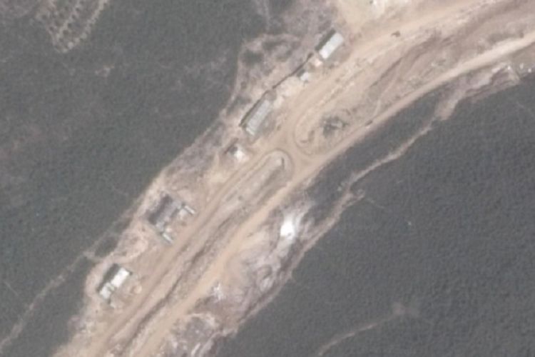Lokasi atau situs yang diduga merupakan pabrik rudal milik Iran di Suriah, yang kini sedang dalam pembangunannya. Situs itu terletak di Baniyas, dekat Latakia.