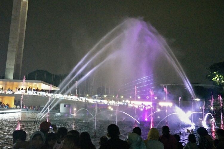 Melihat air mancur menari di Lapangan Banteng, Jakarta Pusat, Sabtu (22/6/2019).