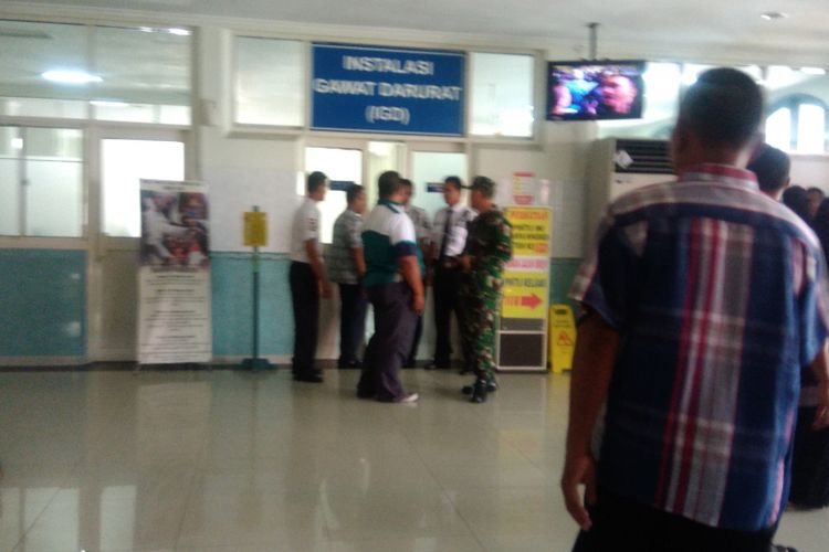 Polisi dan TNI menjaga Instalasi Gawat Darurat (IGD) RS Panti Rapih, Yogyakarta.