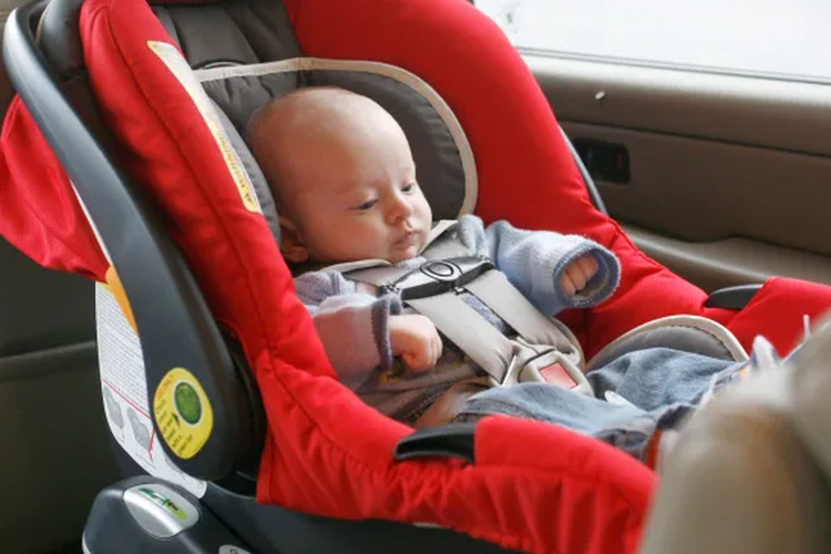 Bayi tidur di atas car seat