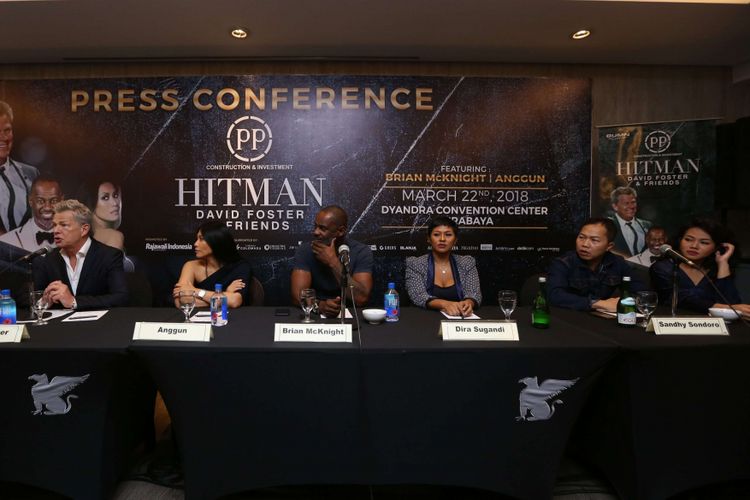 David Foster memberikan komentar saat Konferensi Pers di Hotel Jewel  Marriott Surabaya, Jawa Timur, Rabu (21/03/2018). Konser David Foster yang bertajuk Konser Hitman David Foster And Friends ini akan berlangsung di Dyandra Convention Center Surabaya pada Kamis (22/03/2018) mendatang.