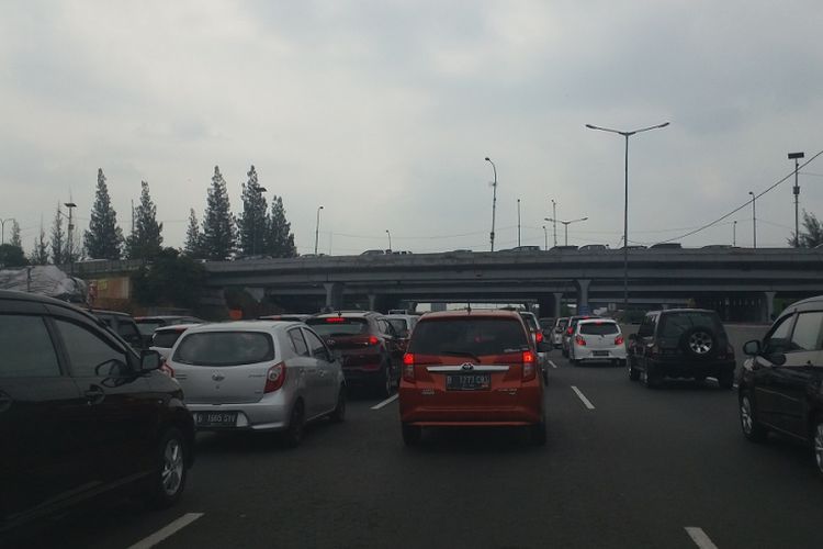 Kepadatan kendaraan ke arah Cikampek mulai terasa di Km 8 sampai Km 9, sekitar Gerbang Tol Cikunir 4, Jumat (15/6/2018) siang.