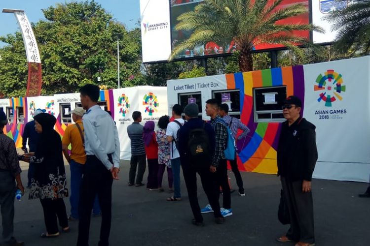 Warga Palembang terlihat menunggu di depan tempat pembelian tiket Asian Games di depan gerbang kompleks Jakabaring Sport City (JSC). Mereka kecewa lantaran acara pembukaan opening Asian Games tak dibuka untuk umum.