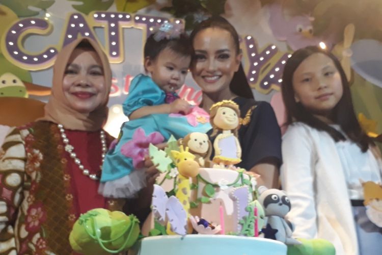 Ririn Ekawati bersama ibu dan adiknya Rini Yulianti dalam perayaan ulang tahun putrinya, Cattleya, di Plaza Senayan, Minggu (25/12/2017).