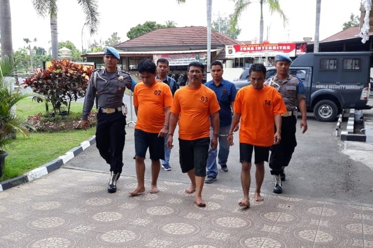 Tiga orang oknum yang mengaku wartawan saat digelandang di acara jumpa pers kasus pemerasan Mapolres Bantul, Yogyakarta, Selasa (27/8/2019). 