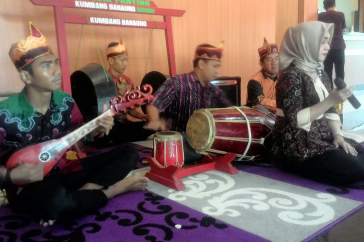 Musik gambus melayu masyarakat Banjar, Kalimantan Selatan sangat menghibur. Salah satunya adalah musik Panting, semacam gitar empat senar,  yang mengiring orang menyanyi. Petikan Panting memancing orang tak henti mengabadikannya.  