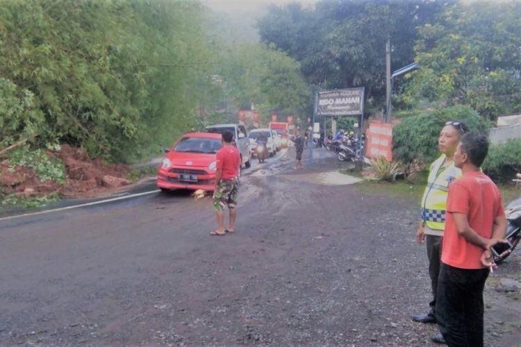 Arus lalu lintas dialihkan ke Garut dan Sumedang karena ada longsor di Malangbong.