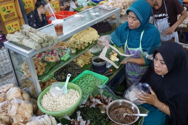 Menemukan Jajanan Pasar Primadona Pasar Gede Solo