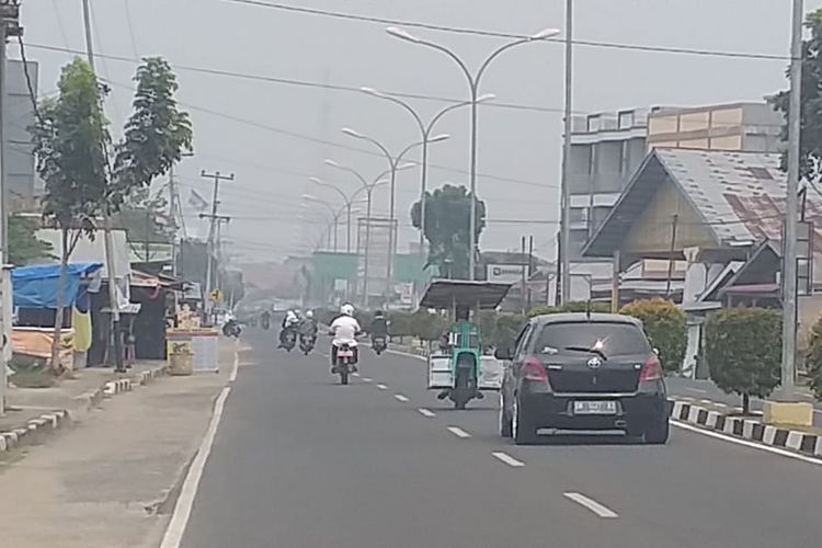 Kabut asap tampak menyelimuti Kota Rengat di Kabupaten Indragiri Hulu, Riau, Rabu (20/3/2019).