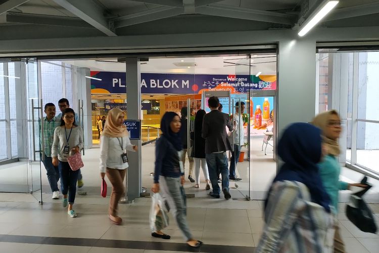 Pintu Plaza Blok M yang terintegrasi dengan Stasiun MRT Blok M.