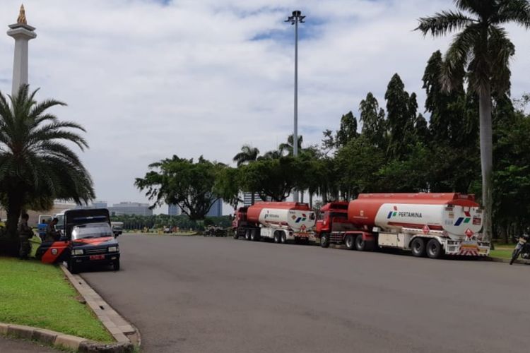 Dua truk tangki mobil Pertamina yang dibajak para pengunjuk rasa di Monas, Jakarta Pusat, Senin (18/3/2019)