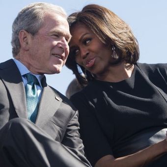  George W Bush berbicara dengan Michelle Obama dalam acara menandai peringatan 50 Tahun hak sipil di Selma, Alabama, pada 7 Maret 2015. (AFP/Saul Loeb)