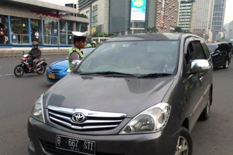 Pelanggar sistem ganjil genap di Jalan Jenderal Sudirman, Jakarta Pusat, Selasa (30/8/2016).