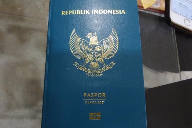 Ilustrasi: Tampak paspor elektronik yang diperlihatkan di Kantor Imigrasi Kelas 1 Khusus Bandara Soekarno-Hatta, Tangerang, Rabu (23/11/2016). Ada tanda-tanda kecil yang membedakan antara paspor biasa dengan paspor elektronik, termasuk dengan ketebalan paspor yang berbeda.