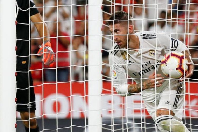 Bek Real Madrid, Sergio Ramos, mencetak gol lewat tendangan penalti ke gawang Girona dalam partai Liga Spanyol di Stadion Montilivi, 26 Agustus 2018.
