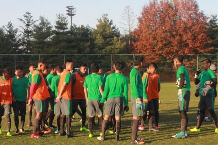 Timnas U-19 Indonesia melakukan latihan perdana di Korea Selatan, Minggu (29/10/2017). Latihan ini digelar untuk menghadapi kualifikasi Piala Asia U-19 2018 di Korsel.
