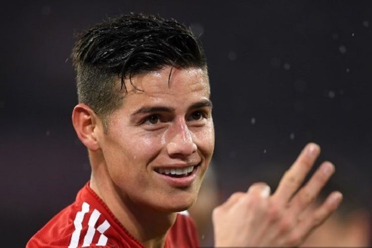 James Rodriguez mengacungkan tiga jari seusai mencetak hat-trick pada pertandingan Bayern Muenchen vs Mainz 05 di Allianz Arena dalam lanjutan Liga Jerman, 17 Maret 2019. 