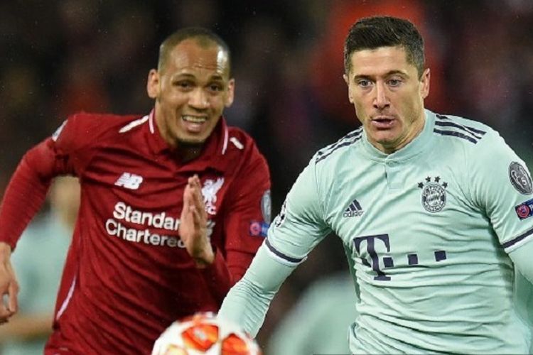 Striker Bayern Muenchen, Robert Lewandowski (kanan), mencoba lepas dari penjagaan gelandang Liverpool Fabinho (kiri) pada babak 16 besar Liga Champions antara Liverpool dan Bayern di Stadion Anfield di Liverpool, Inggris, pada 19 Februari 2019.