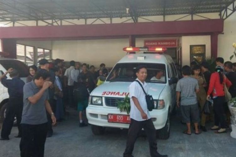 Jenazah DA, siswi SMP yanng ditemukan tewas dengan luka penuh luka lebam dan memar, saat dibawa ke rumah sakit. 