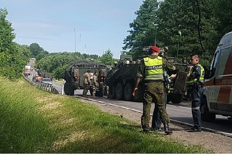 Empat kendaraan lapis baja yang mengangkut prajurit Resimen Kavaleri ke-2 AS bertabrakan di sebuah jalan bebas hambatan di Lithuania.